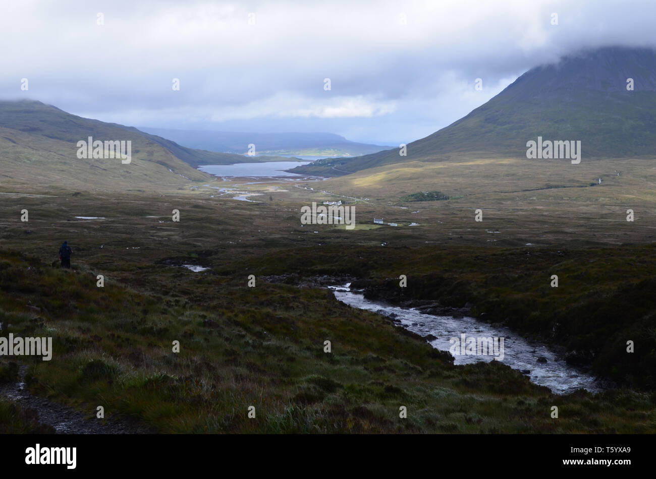 Brughiere, boglands, peatlands, valli e colline nell'isola di Skye in Scozia Foto Stock