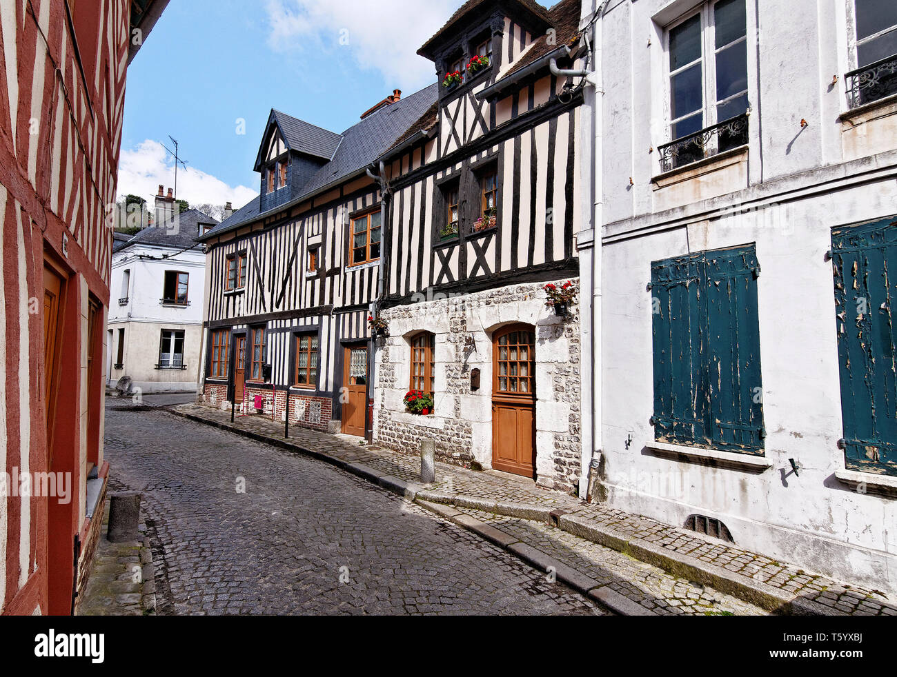 Vecchia strada di ciottoli con edifici a Honfleur, Normandia, Francia. Tipica architettura francese. Strada tranquilla con case bianche. Foto Stock