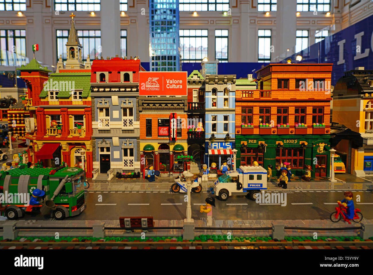 TRIESTE, ITALIA -12 APR 2019- Vista dell'AMO Lego presentano nel landmark Salone degli incanti di Trieste nella regione autonoma di Friuli-Venezi Foto Stock