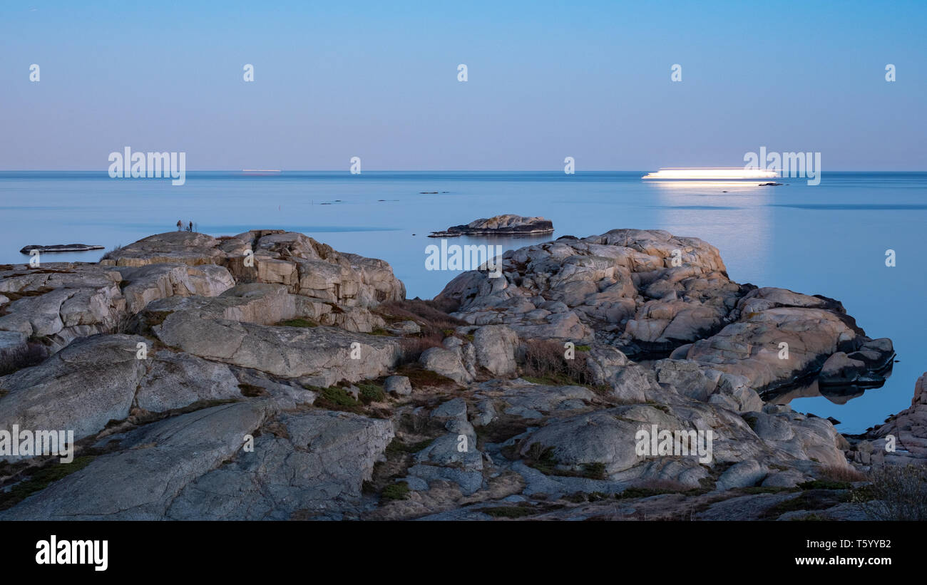 " La fine del mondo" rocce di notte con una striscia di luce di una nave in Tjøme, Norvegia Foto Stock