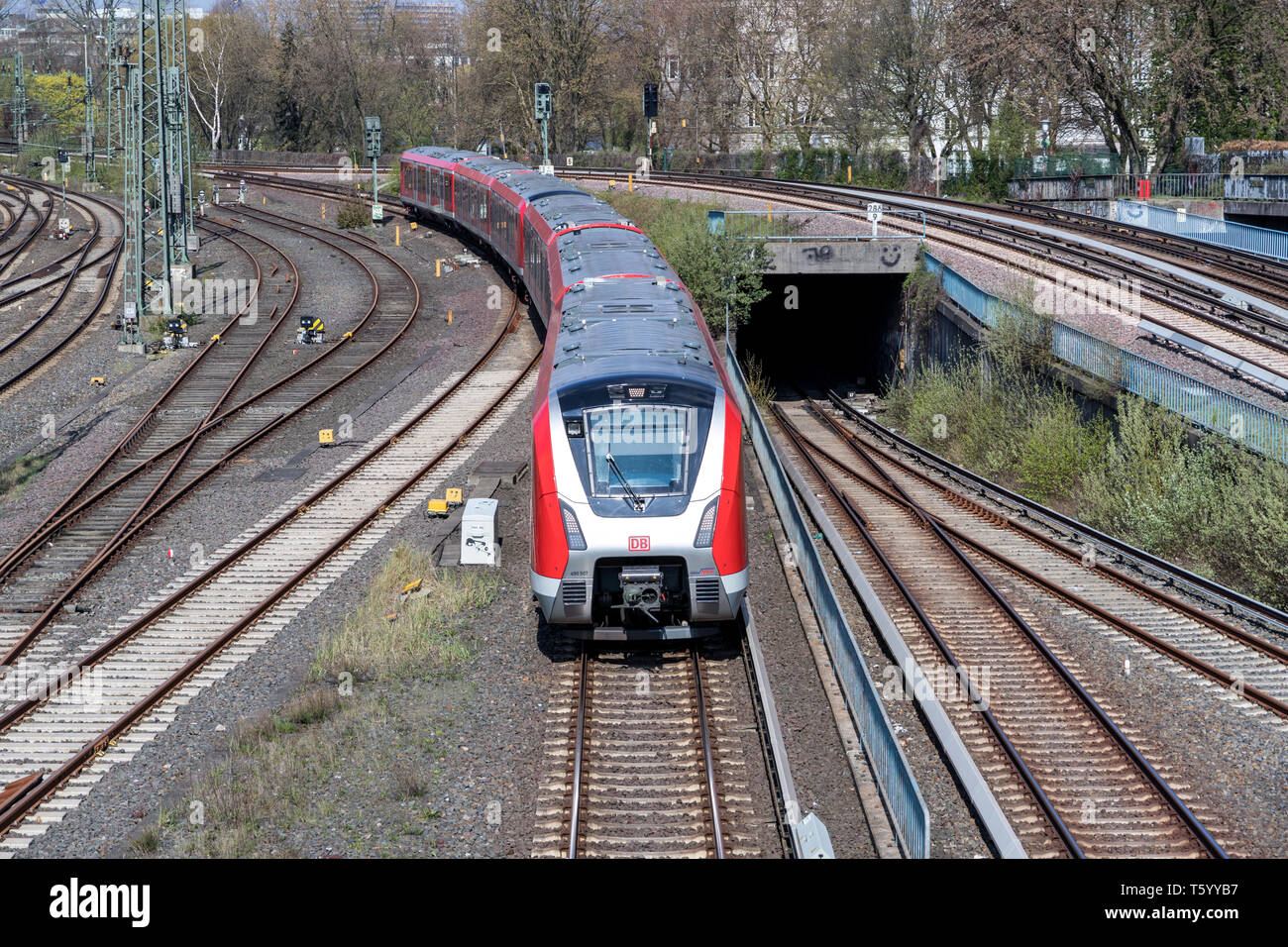 Classe 490 treno di Amburgo S-Bahn, rapid Mass Transit Railway network in Amburgo Regione Metropolitana. Foto Stock