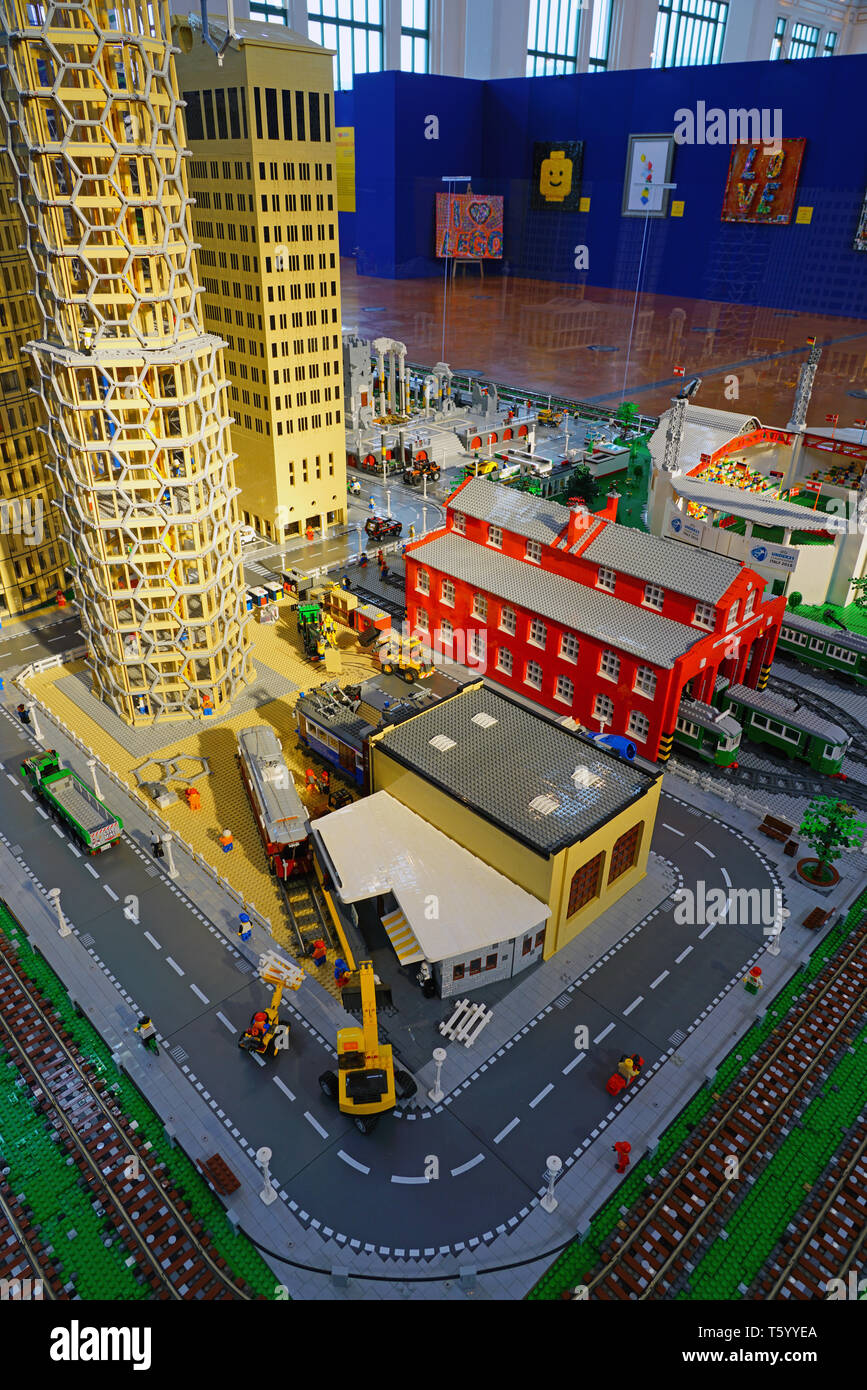 TRIESTE, ITALIA -12 APR 2019- Vista dell'AMO Lego presentano nel landmark Salone degli incanti di Trieste nella regione autonoma di Friuli-Venezi Foto Stock