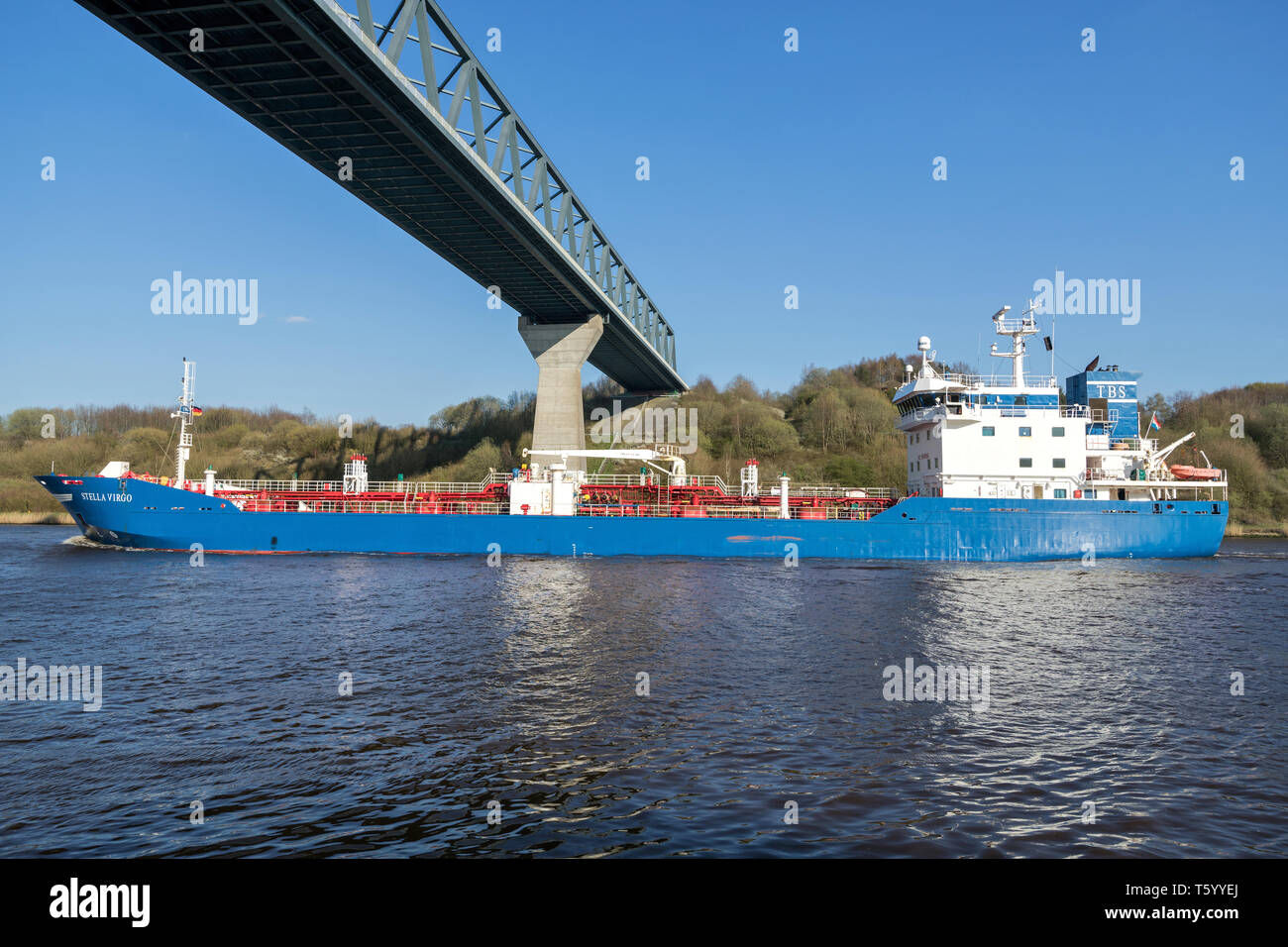 Il bitume, olio & chemical tanker tanker STELLA VIRGO di spedizione Tarbit nel canale di Kiel Foto Stock