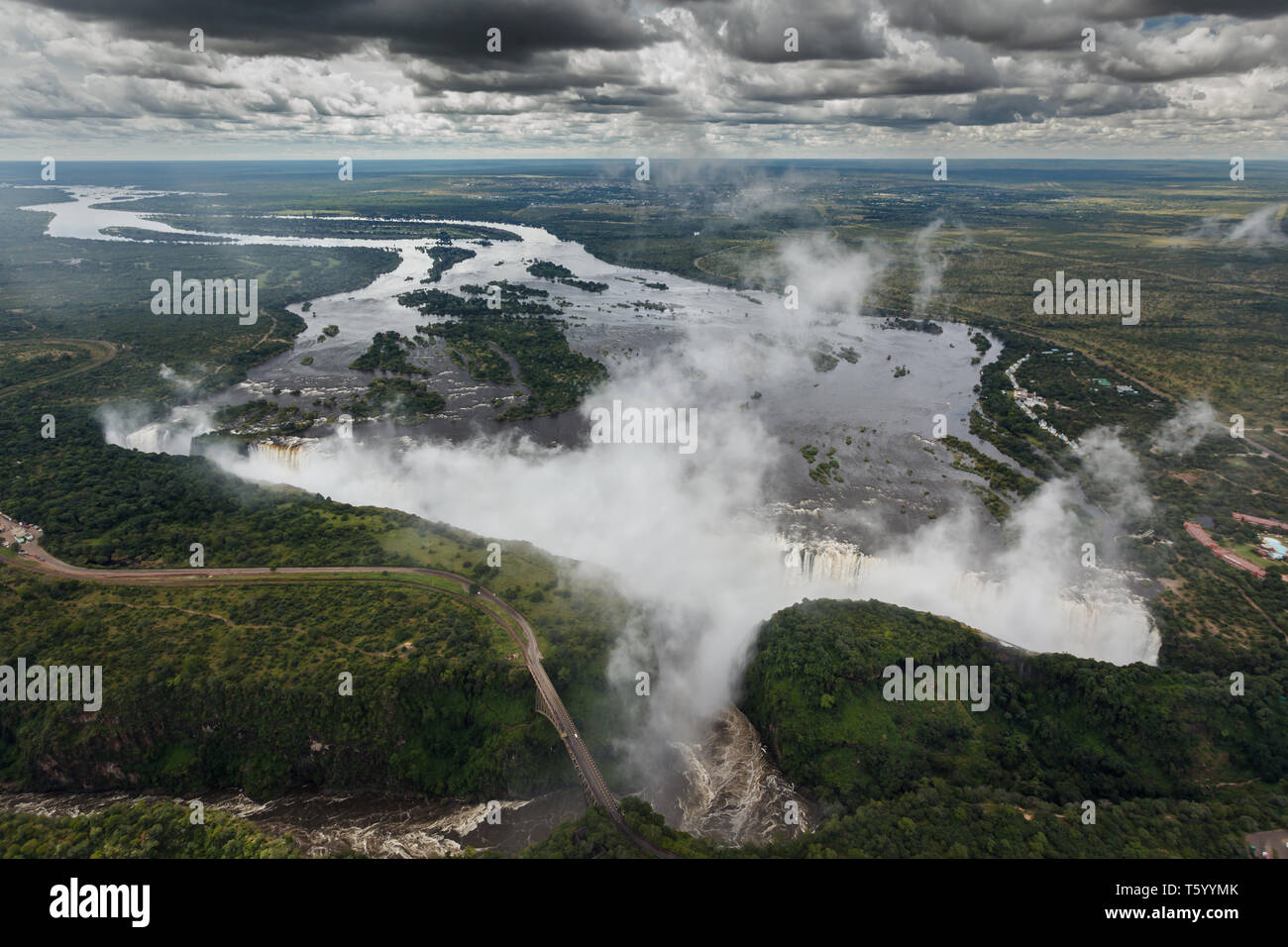 Vista aerea di Victoria Falls, nel bacino del fiume al di sopra e al di sotto di Foto Stock