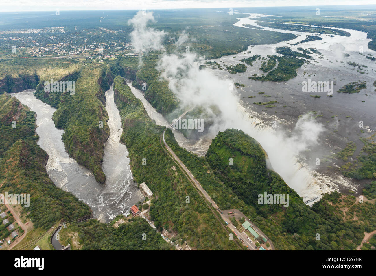 Vista aerea di Victoria Falls, hydro impianto di potenza elettrico, della città e del bacino del fiume Foto Stock