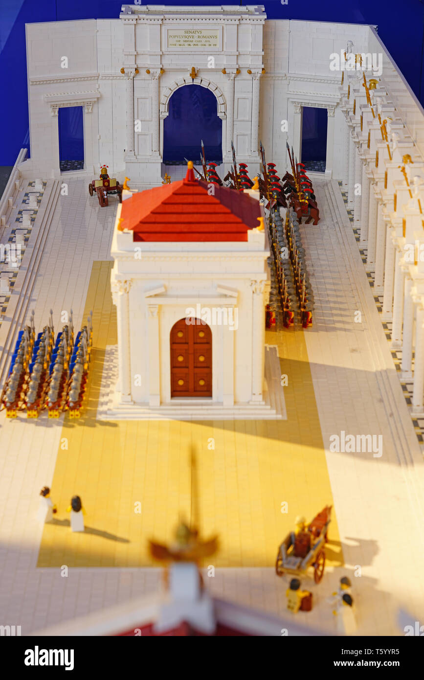 TRIESTE, ITALIA -12 APR 2019- Vista dell'AMO Lego presentano nel landmark Salone degli incanti di Trieste nella regione autonoma di Friuli-Venezi Foto Stock