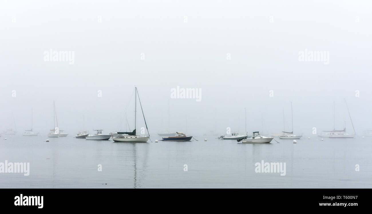 Barche al di ancoraggio nella nebbia Foto Stock