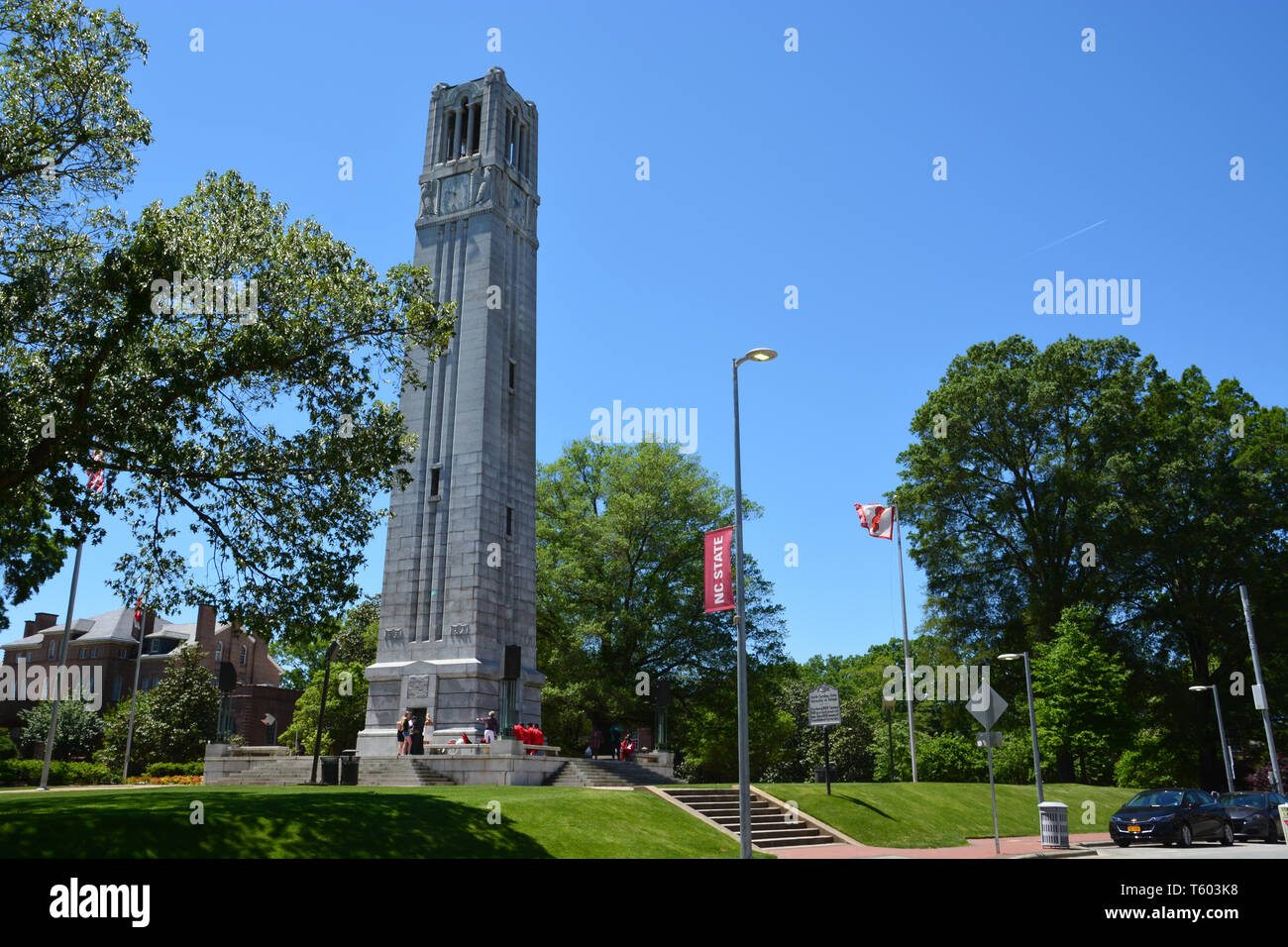 Iniziato nel 1921 e dedicata nel 1949, il Memorial campanile a NC State University è sia un punto di riferimento e il simbolo per la scuola. Foto Stock