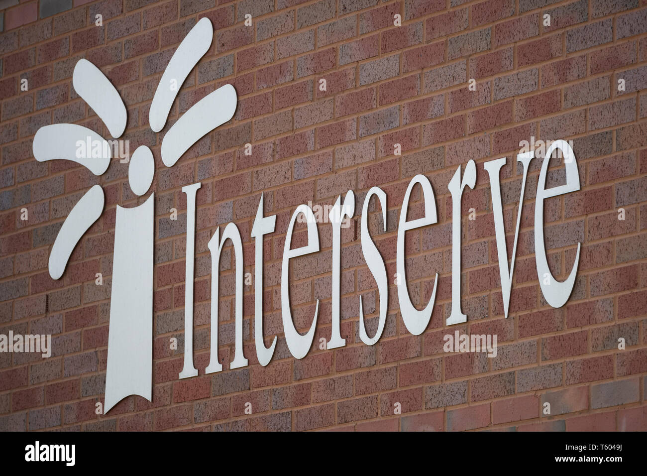 Il logo di Interserve società di costruzioni, visto dal lato dell'ufficio dell'azienda a Castleford, West Yorkshire (solo uso editoriale). Foto Stock