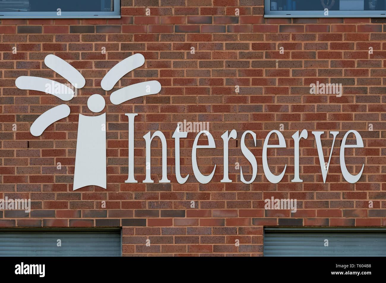 Il logo di Interserve società di costruzioni, visto dal lato dell'ufficio dell'azienda a Castleford, West Yorkshire (solo uso editoriale). Foto Stock