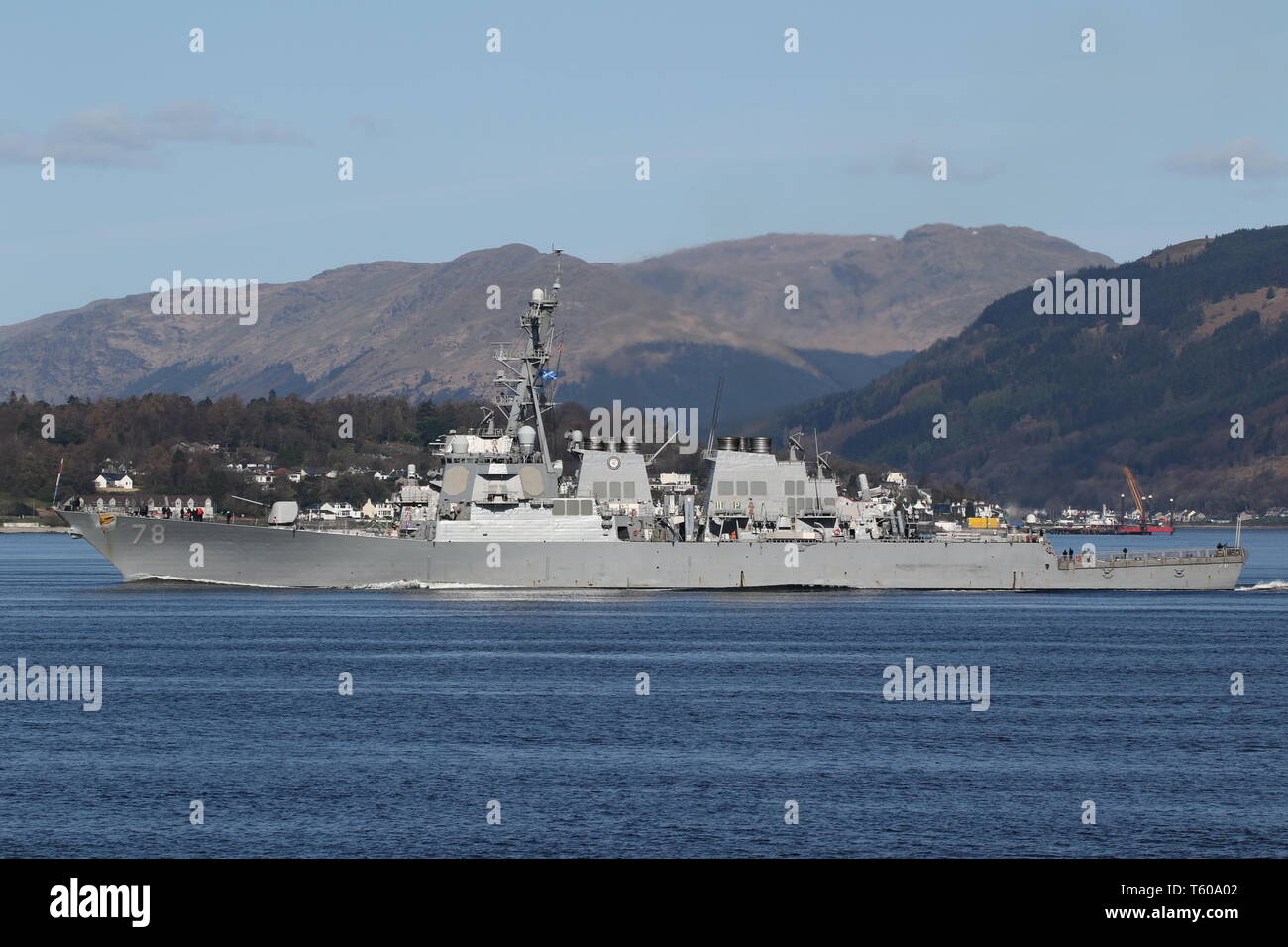 USS Porter (DDG-78), un Arleigh Burke-class destroyer azionato dalla Marina degli Stati Uniti, passando Gourock all'inizio dell'esercizio comune della Warrior 19-1. Foto Stock