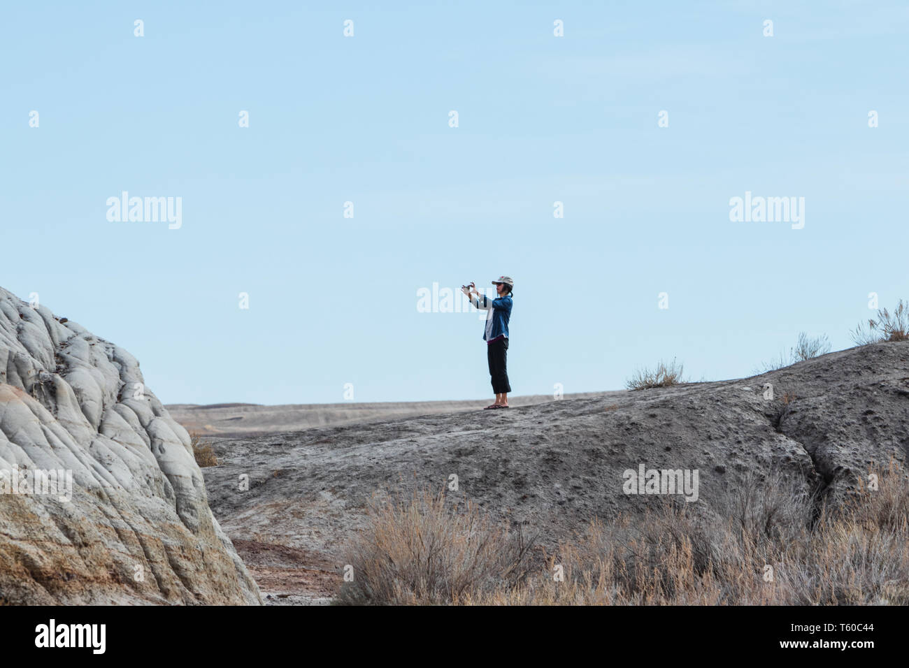 Drumheller, Alberta / Canada - 17. Aprile 2019: la gente per girovagare per sospensione ponte che attraversa il cervo rosso nel fiume Drumheller, Alberta, Canada,Travel Alberta, Turismo Foto Stock