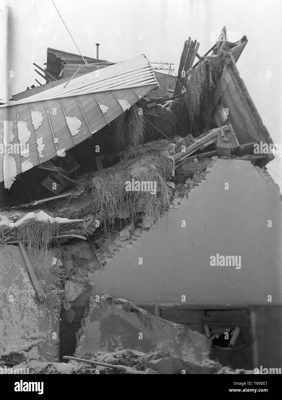 La guerra d'inverno. Un conflitto militare tra Unione sovietica e Finlandia. Si è cominciato con un invasione sovietica nel novembre 1939 quando infantery sovietica attraversato il confine sul Karelian istmo. Qui la città finlandese di Lahti e bombardato una casa. Dicembre 1939. Foto Kristoffersson ref 91-14 Foto Stock La guerra d'inverno. Un conflitto militare tra Unione sovietica e Finlandia. Si è cominciato con un invasione sovietica nel novembre 1939 quando infantery sovietica attraversato il confine sul Karelian istmo. Qui la città finlandese di Lahti e bombardato una casa. Dicembre 1939. Foto Kristoffersson ref 91-14 Foto Stock