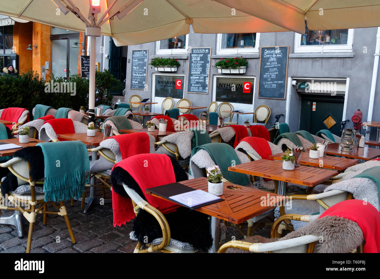 Street Cafe tavolo e sedie impostazione senza persone, Copenaghen, Danimarca, Europa Foto Stock
