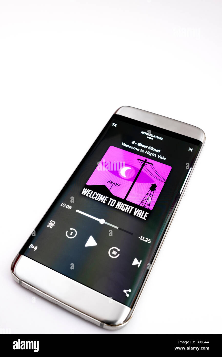 La riproduzione dello smartphone Benvenuti al podcast Nightvale isolato su uno sfondo bianco Foto Stock