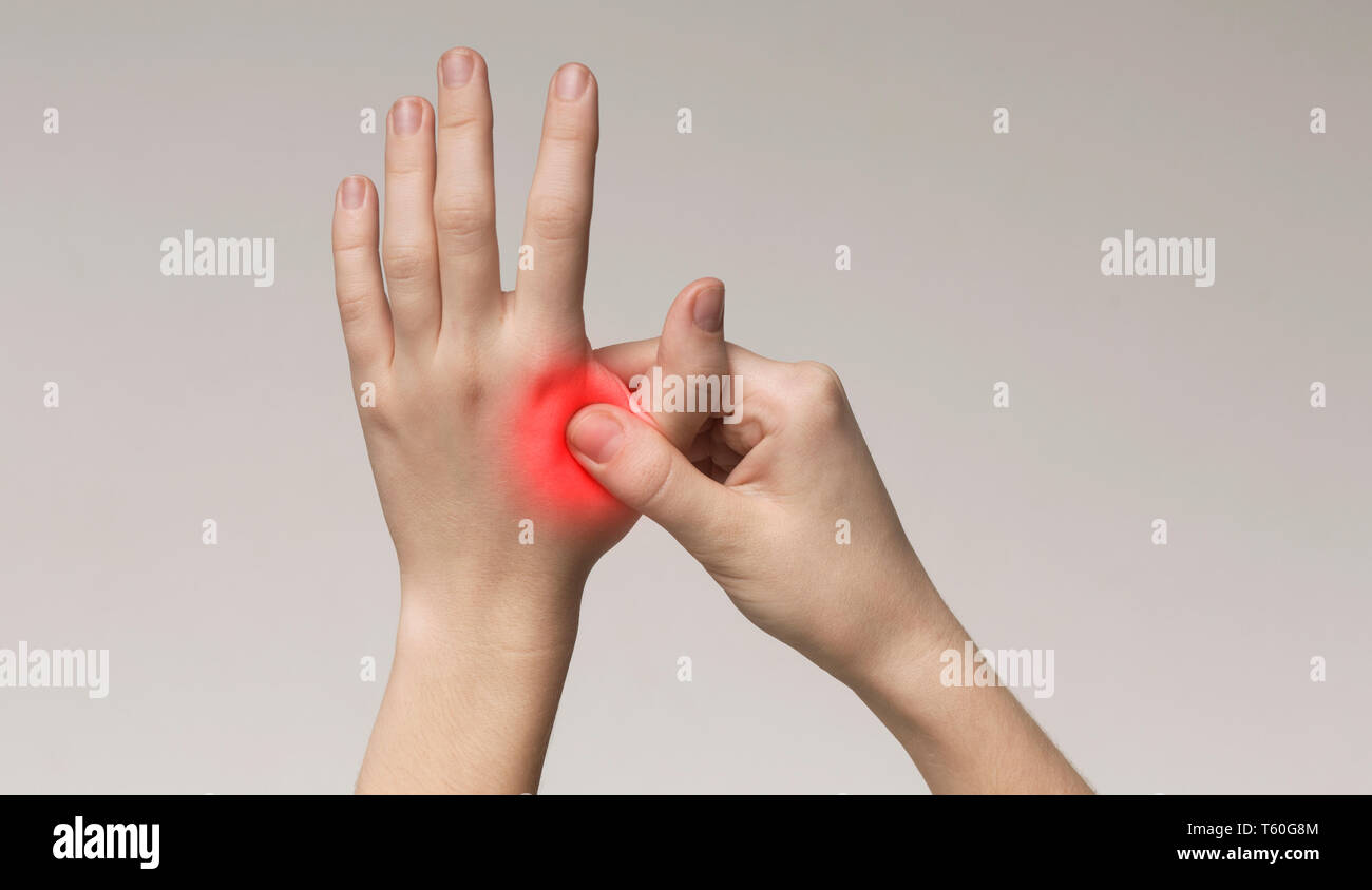 Giovane donna massaggiare la sua dolorosa mani closeup Foto Stock