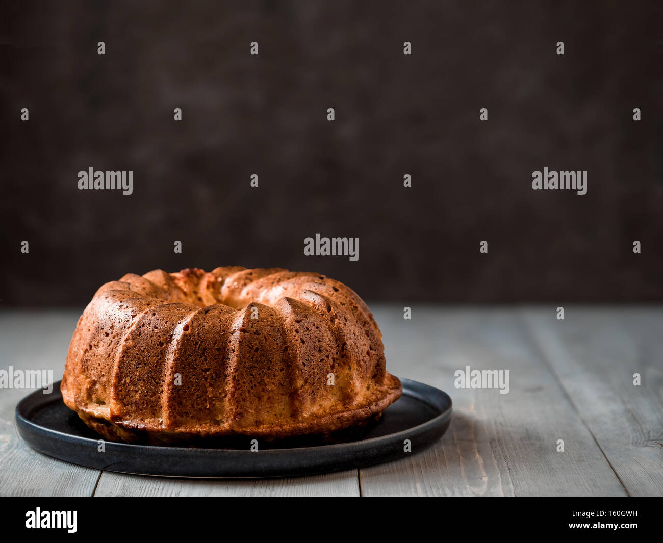 Fresh muffin perfetto torta sopra il tavolo. Copia spazio per il testo. Idee e ricette per la panificazione artigianale, prima colazione o dessert Foto Stock