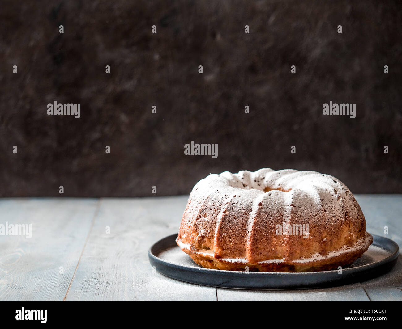 Fresh muffin perfetto torta decorata di zucchero a velo sopra il tavolo. Copia spazio per il testo. Idee e ricette per la prima colazione o dessert Foto Stock