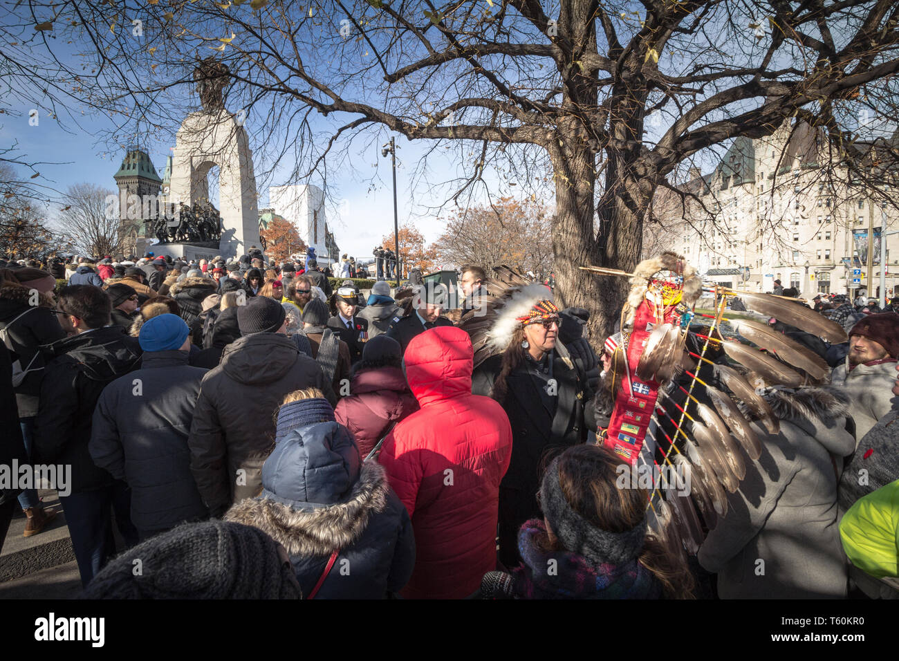 OTTAWA, Canada - 11 novembre 2018: rappresentanti degli indigeni prima delle nazioni con i loro tradizionali copricapo di fronte la guerra nazionale, Palazzo Foto Stock