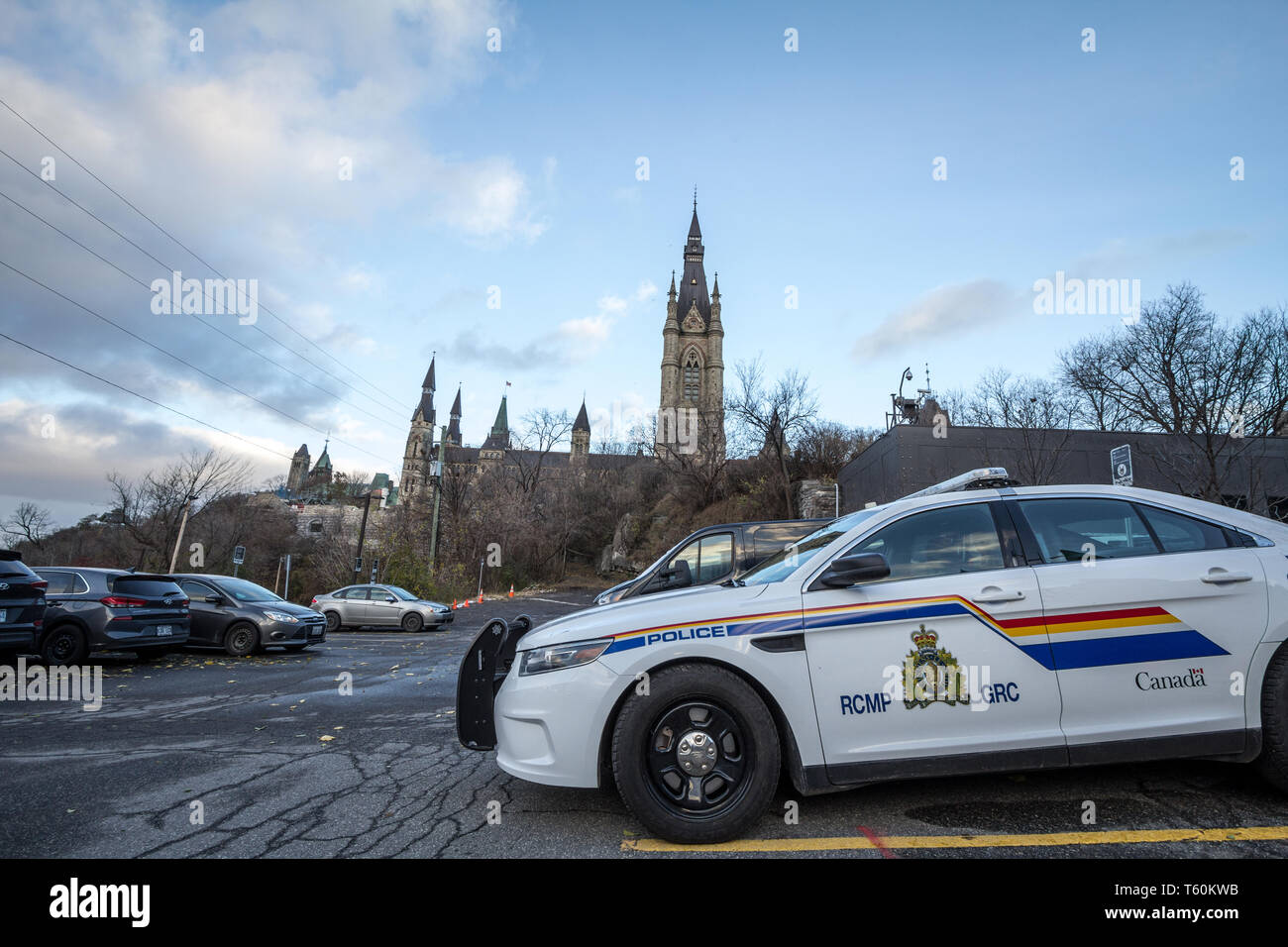 MONTREAL, Canada - 10 novembre 2018: RCMP GRC auto della polizia in piedi di fronte al parlamento canadese edificio. Il Royal Canadian polizia montata è Foto Stock