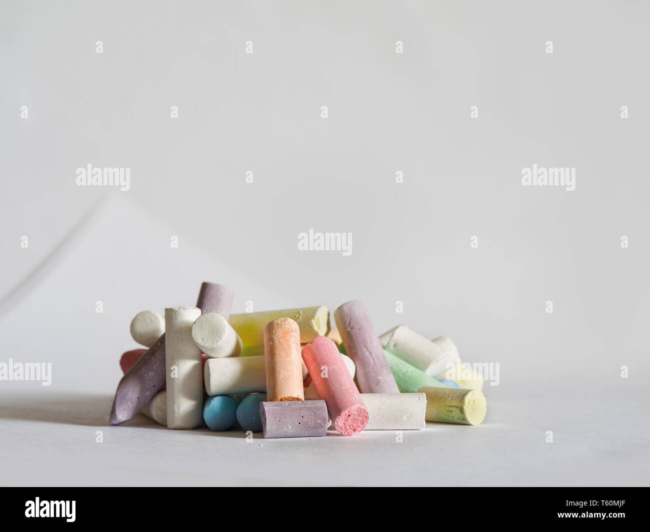 Pila di gesso colorato su uno sfondo bianco. Foto Stock