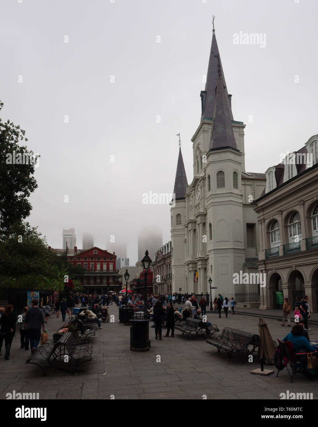 New Orleans, Louisiana, Stati Uniti d'America - 2019: Cattedrale di San Louis su un nebbioso giorno, situato nel Quartiere Francese quartiere, è il più antico negli Stati Uniti. Foto Stock