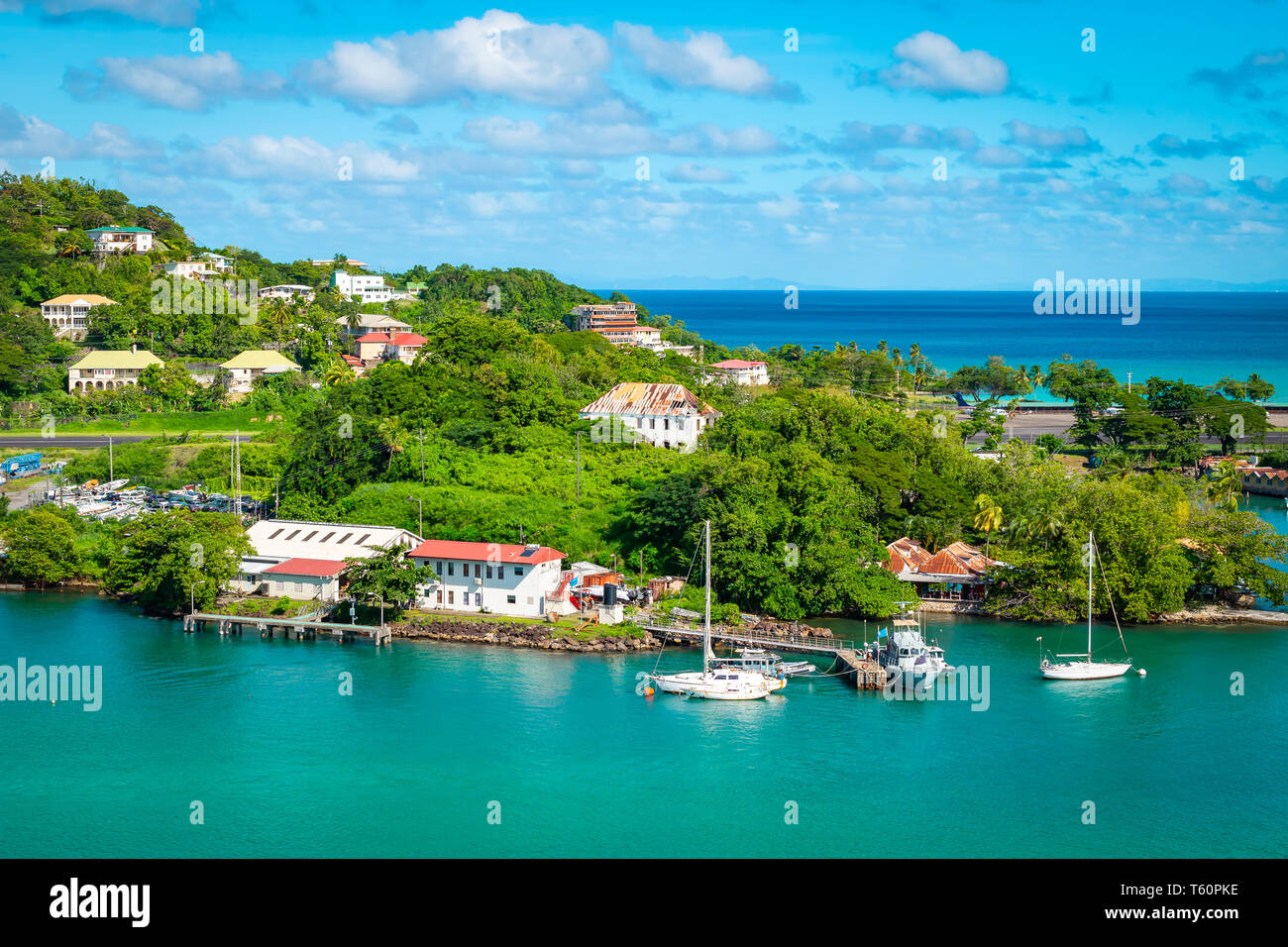 Bella vista del porto di Santa Lucia, dei Caraibi. Case lungo e su una collina vicino al porto di Castries. Foto Stock