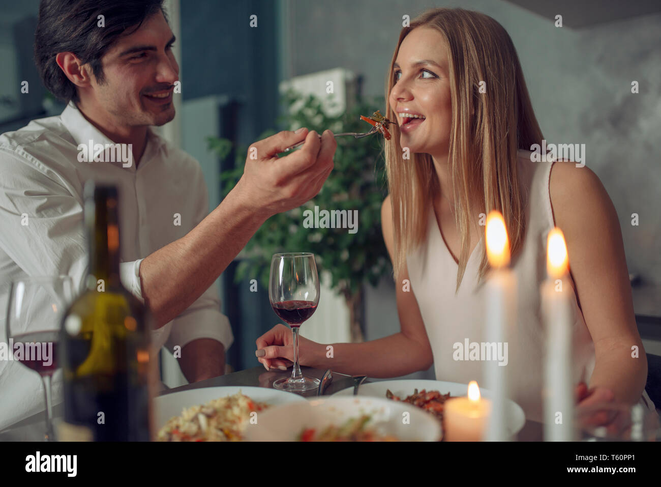 Giovane godendo di una cena romantica a lume di candela. Foto Stock