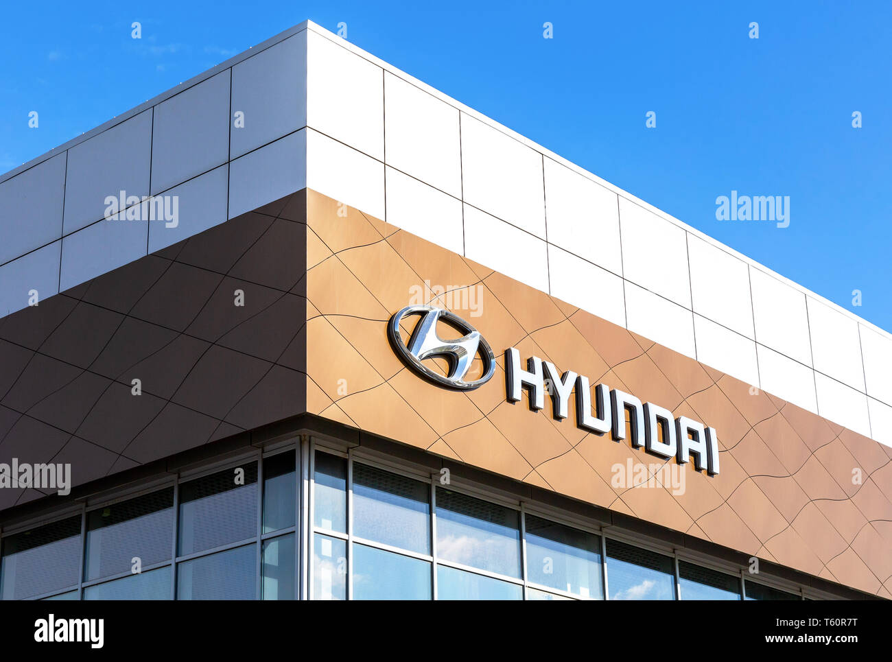 Samara, Russia - 19 Maggio 2018: Hyundai concessionaria logo sulla facciata del rivenditore ufficiale Foto Stock