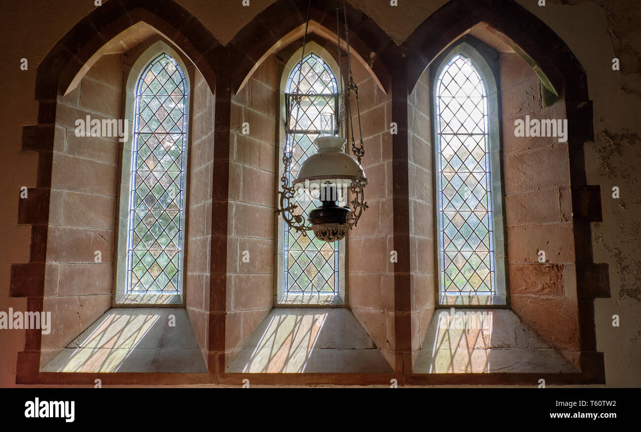 Modelli di finestra a Nantgwyllt Chiesa a Elan Valley, POWYS, GALLES Foto Stock