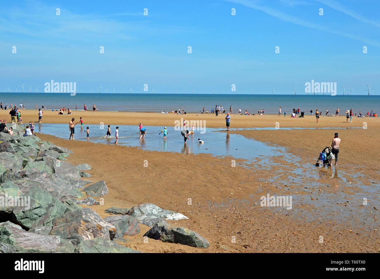 I turisti sulla spiaggia a Skegness, Lincolnshire, Regno Unito Foto Stock