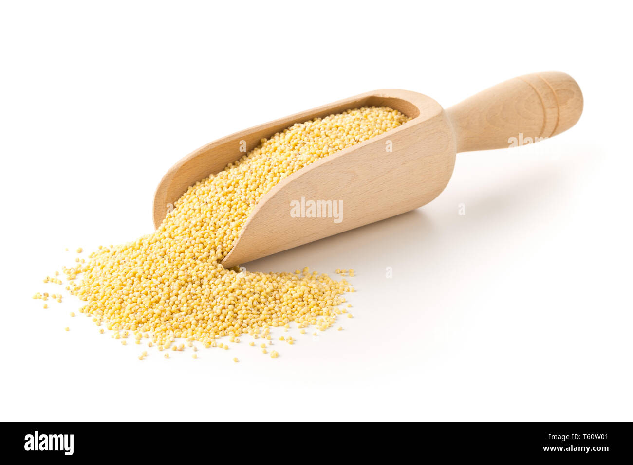 Pila di miglio dorato, un senza glutine di sementi di grano, nel convogliatore di legno su sfondo bianco Foto Stock