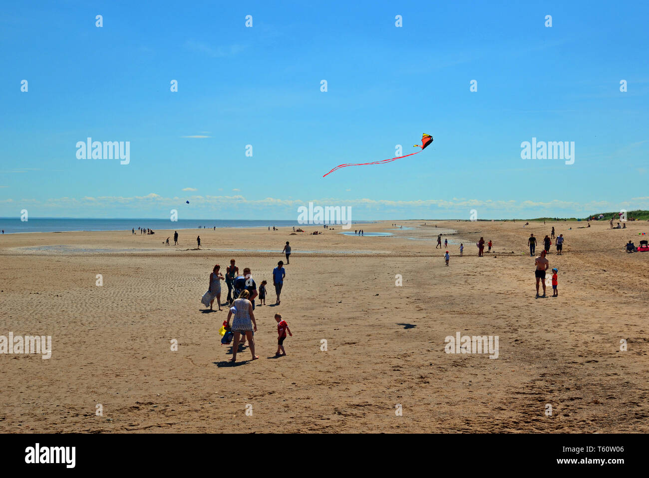 I turisti sulla spiaggia a Skegness, Lincolnshire, Regno Unito Foto Stock