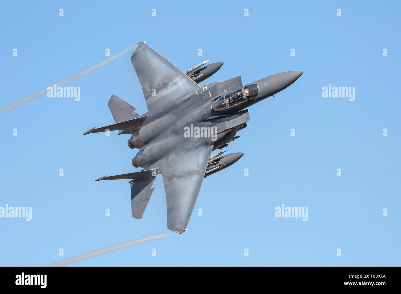 Spettacolare close up del USAF ad alta velocità F-15 velivoli militari nella formazione del Regno Unito volo, equipaggio visibile nel pozzetto, con cielo blu chiaro dello sfondo. Foto Stock