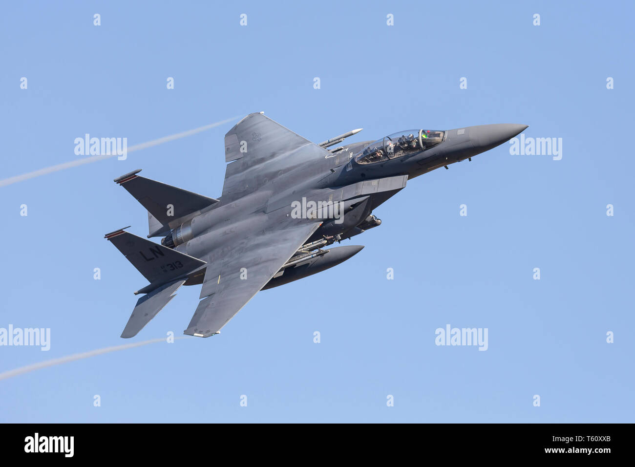 Spettacolare close up del USAF ad alta velocità F-15 velivoli militari nella formazione del Regno Unito volo, equipaggio visibile nel pozzetto, con cielo blu chiaro dello sfondo. Foto Stock