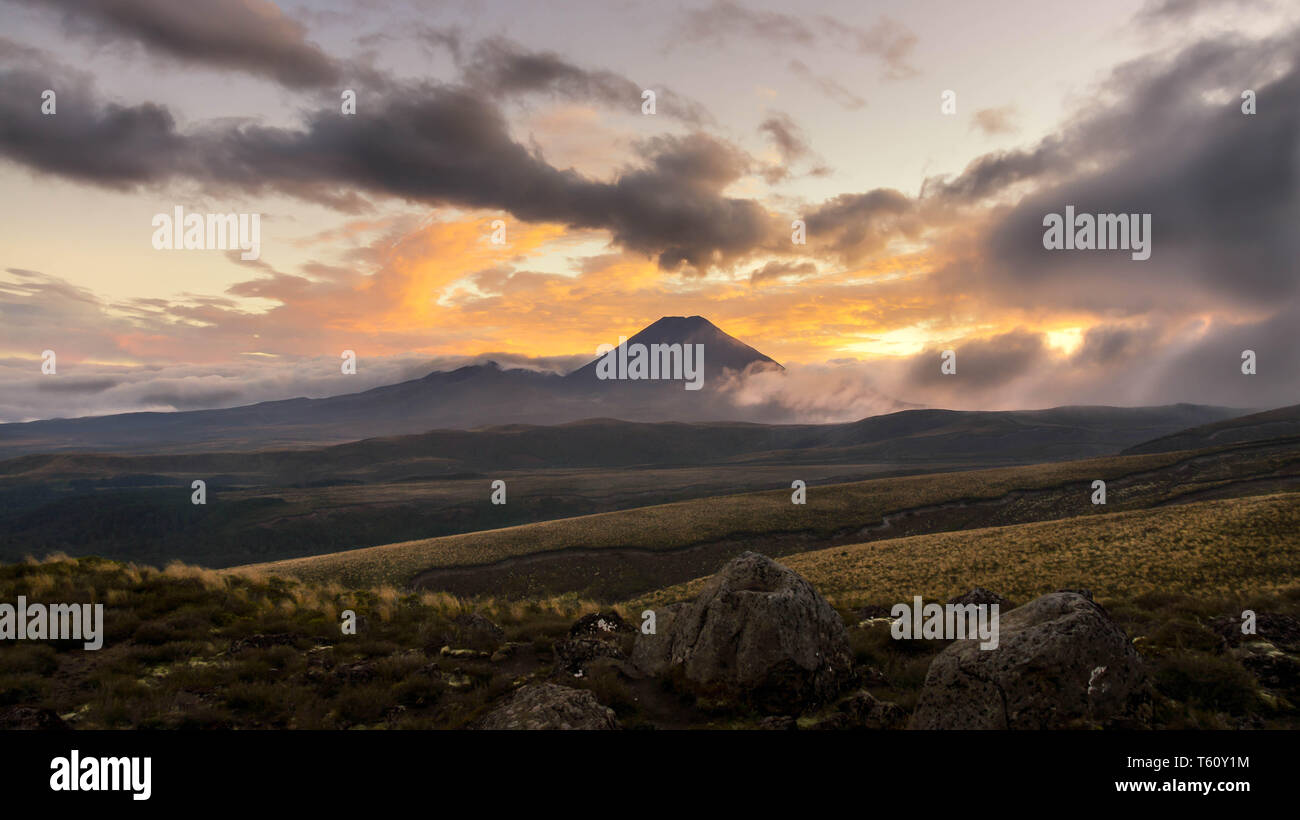 Tramonto su 'Mount Doom' nel Parco Nazionale di Tongariro, Nuova Zelanda Foto Stock