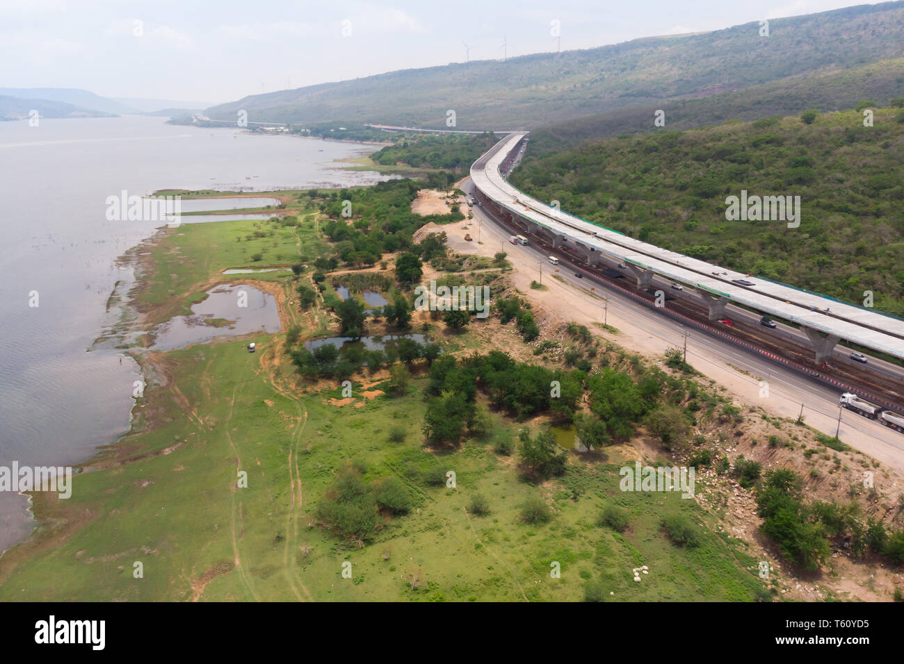 Drone shot vista aerea del paesaggio in costruzione pedaggi autostradali vicino al grande fiume naturale Foto Stock