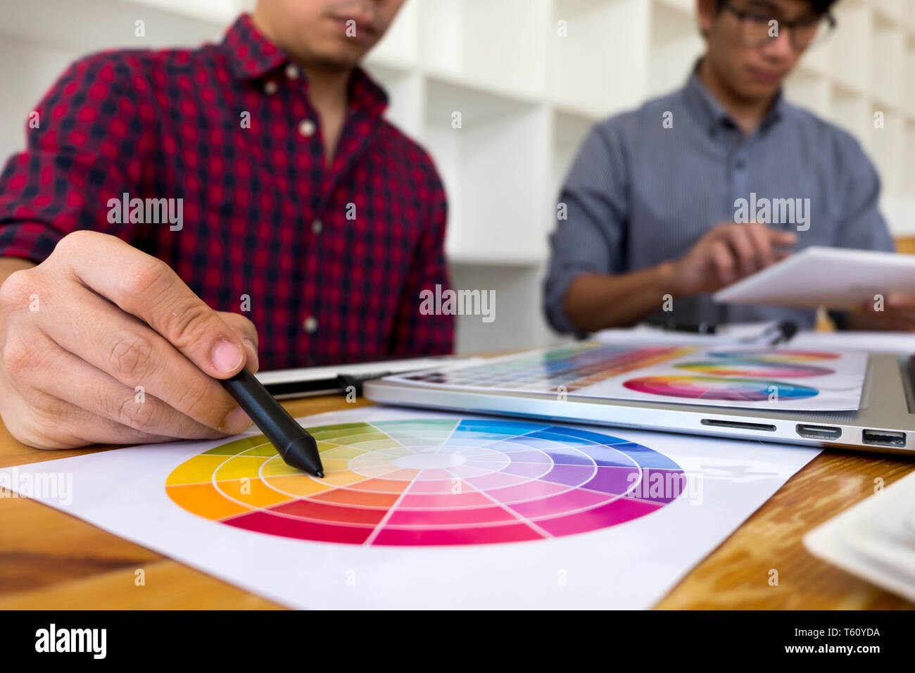 Graphic Designer scegliere i colori da bande di colore dei campioni per la progettazione .Designer grafico creatività concetto di lavoro . Foto Stock