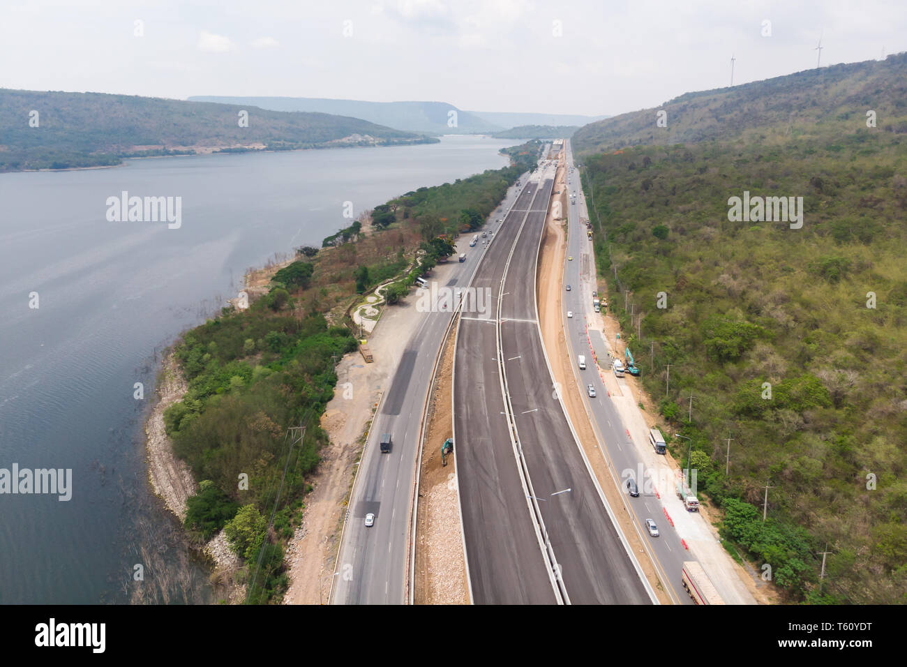 Drone shot vista aerea del paesaggio in costruzione pedaggi autostradali vicino al grande fiume naturale Foto Stock