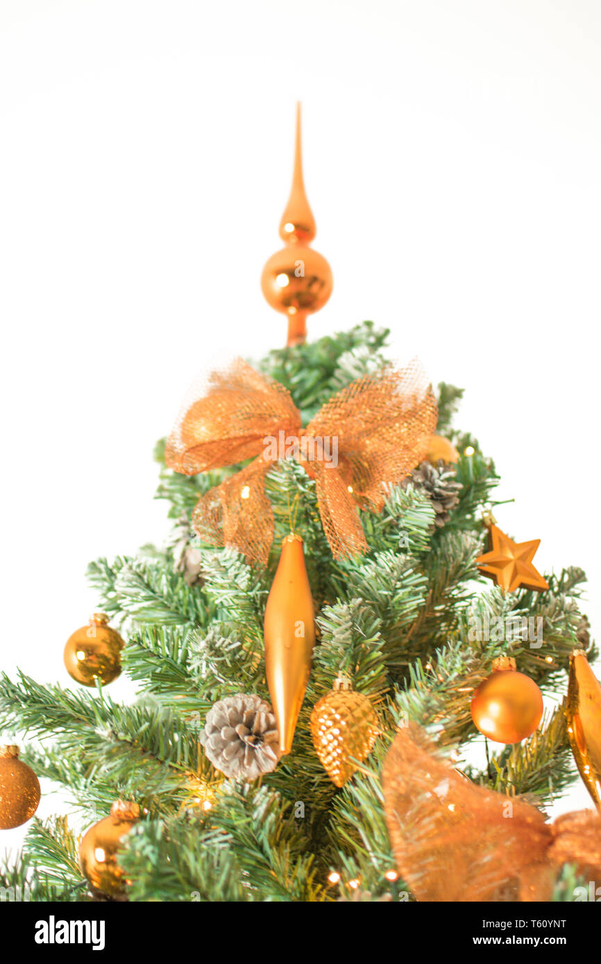 Parte superiore del moderno albero di Natale con decorazioni in bronzo - isolato su sfondo bianco Foto Stock