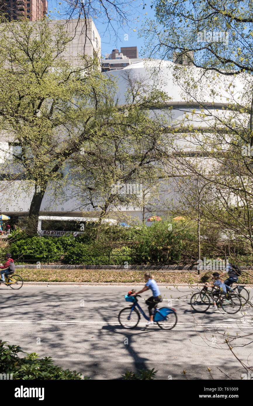 Museo Guggenheim esterno in primavera come si vede dal Central Park di New York Foto Stock