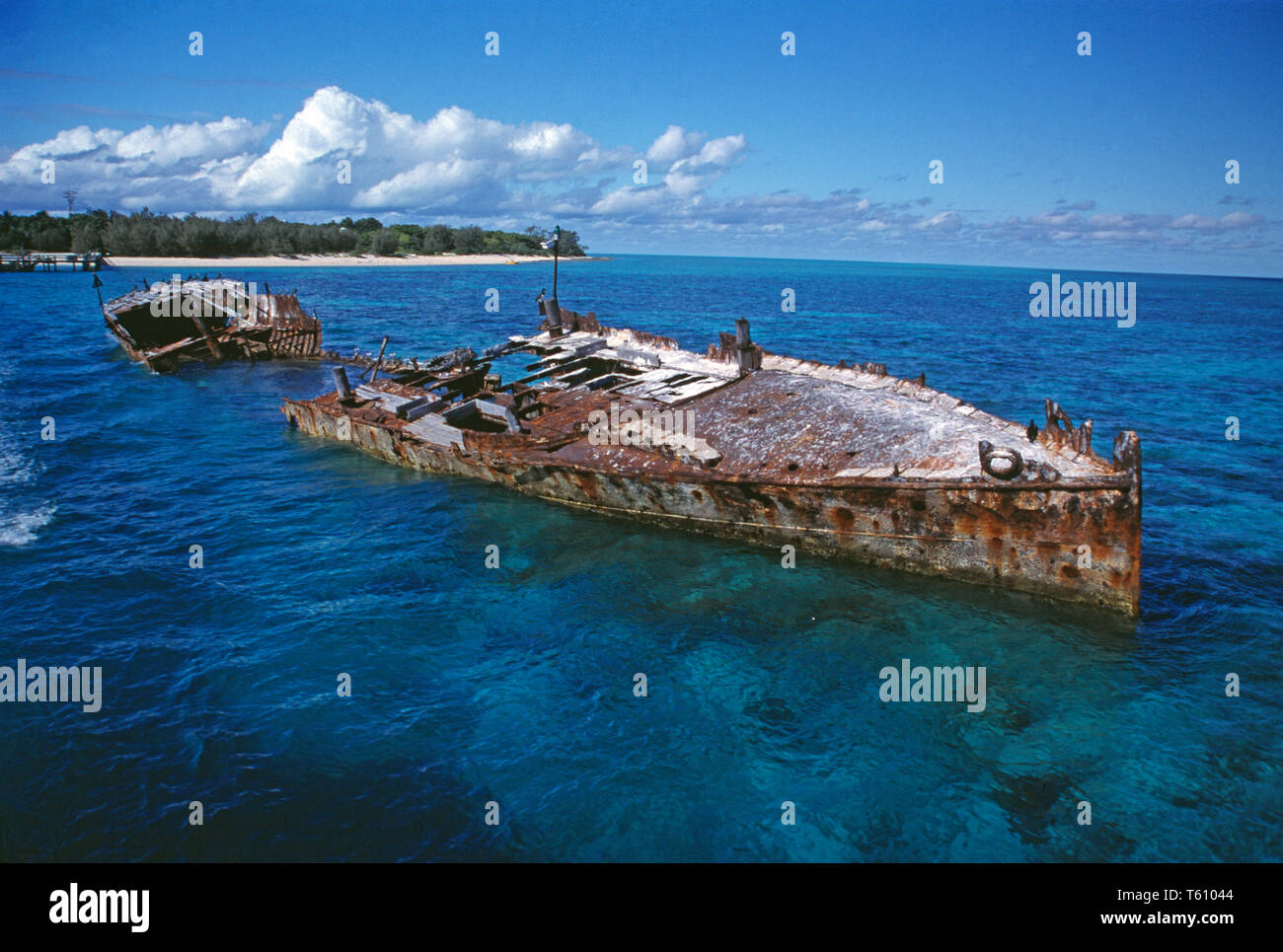 Australia. Grande Barriera Corallina. L'Isola Heron. Vista della costa con arrugginito relitto della nave. Foto Stock