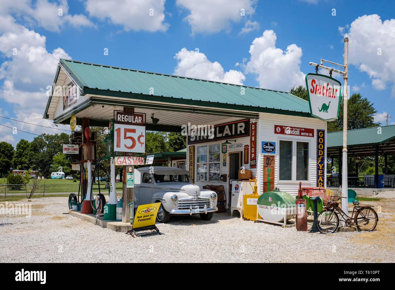 Sinclair storico di Gary Gay-Parita stazione di gas negli Stati Uniti. Route 66 alla giunzione di Parigi, Missouri, Stati Uniti d'America Foto Stock
