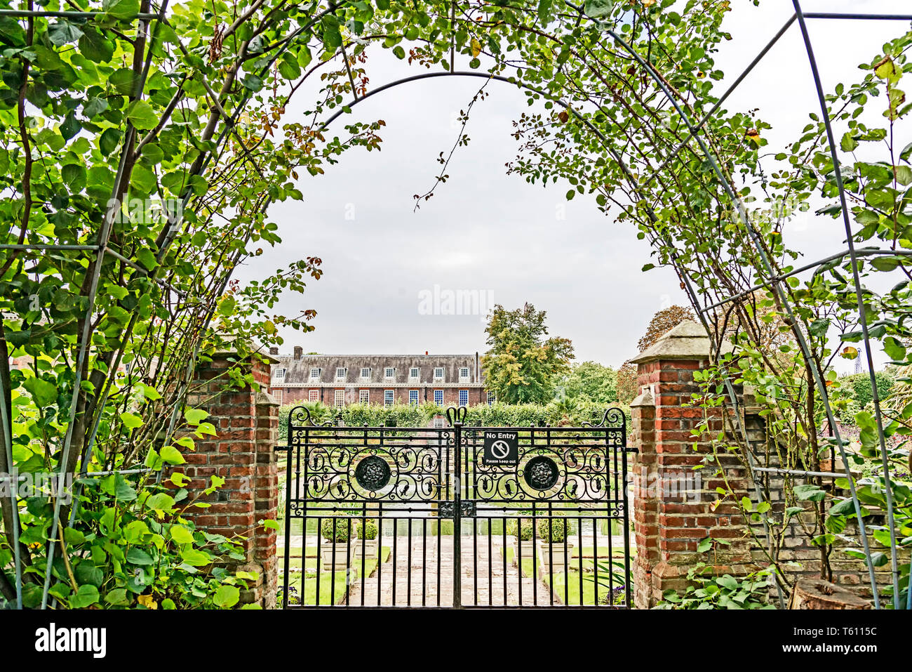Giardino di Kensington Palace con il palazzo in background Foto Stock