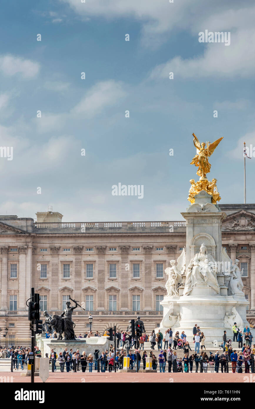Buckingham Palace di Londra con la statua della regina Victoria nella parte anteriore Foto Stock