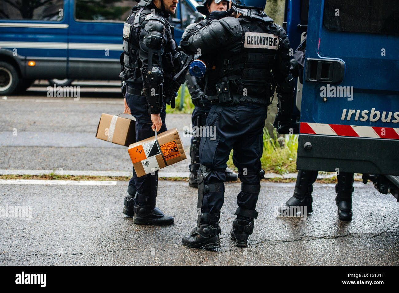 Strasburgo, Francia - Apr 28, 2019: la gendarmeria francese gendarmi la distribuzione ai colleghi di scatole con 1330-14-548-9477 mano granate launcher di assistenza Foto Stock
