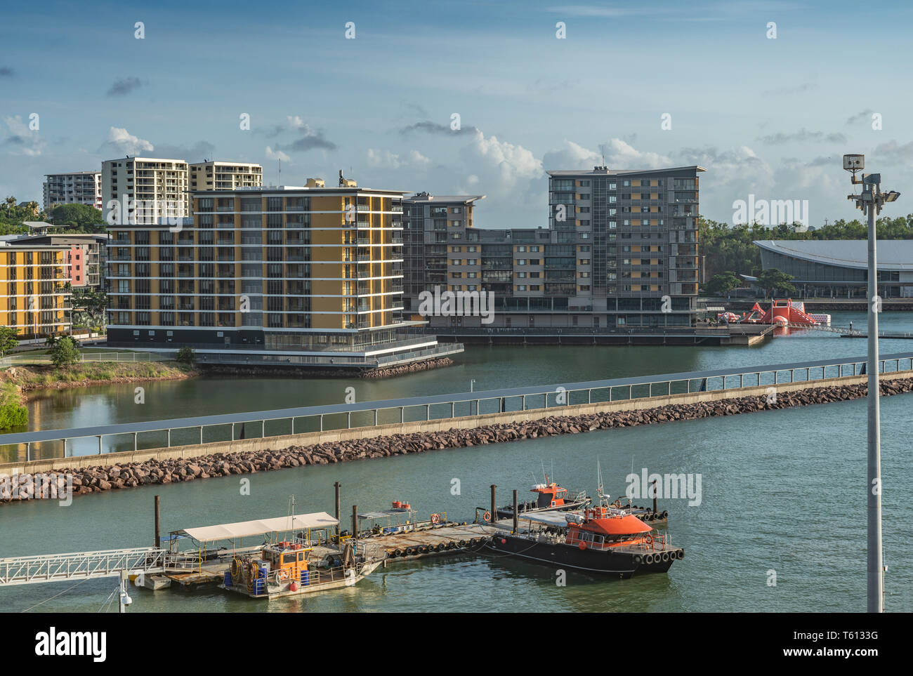 Darwin Australia - Febbraio 22, 2019: Wharf uno residenziale e business al dettaglio edifici su pontons nel porto. Lunga passerella Ponte e Conventio Foto Stock