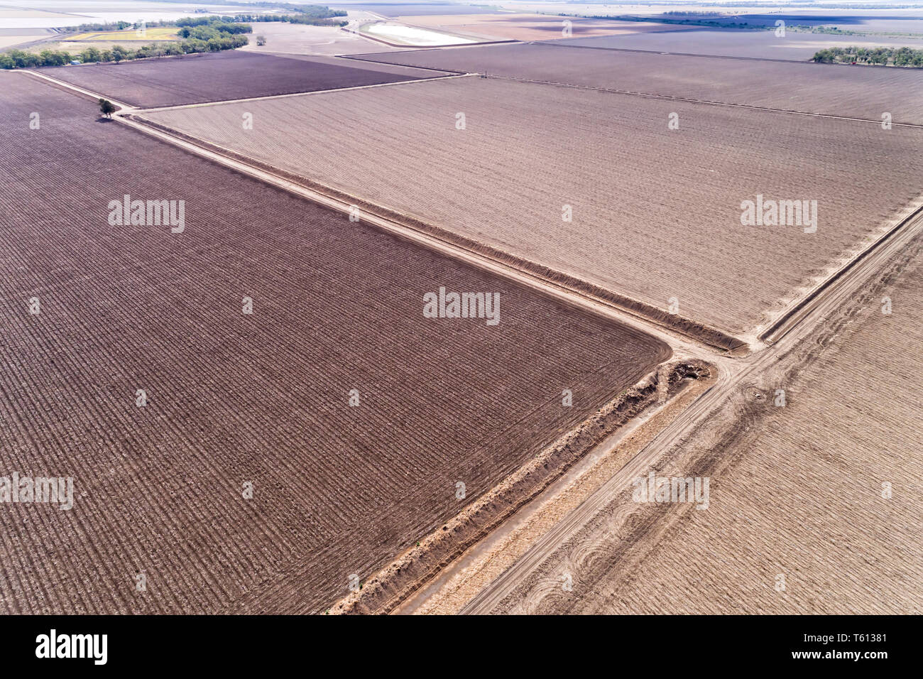 Le patch di nero e marrone sul suolo piatte pianure intorno a Moree a Narrabri shire rurali del nord del NSW parte del bacino artesiano di Australia - aer elevata Foto Stock