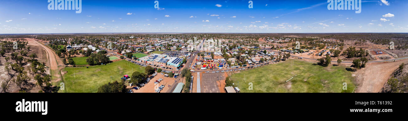 Pianure di outback australiano con terra rossa e Lightning Ridge opale remoto il mio paese sotto il cielo blu in antenna ampio panorama su strade cittadine e Foto Stock