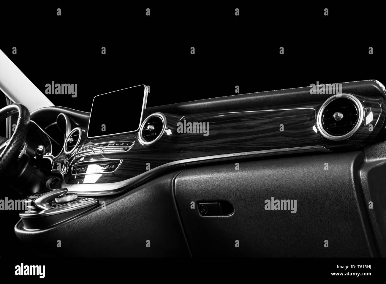 Moderne auto di lusso all'interno. Interno del veicolo di prestigio. Comodi posti a sedere in pelle. Forata cockpit in pelle con cuciture di colore bianco. Volante e das Foto Stock